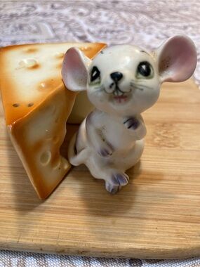 Vintage Mouse and Cheese Salt and Pepper Shakers, Ceramic, Japan 1950’s